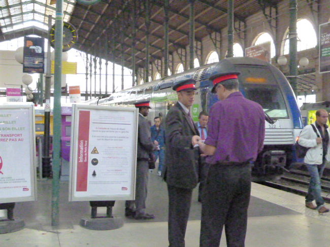 TGVの車掌さんたちは紫の制服のようです。<br /><br />おフランスらしいセンスですね。