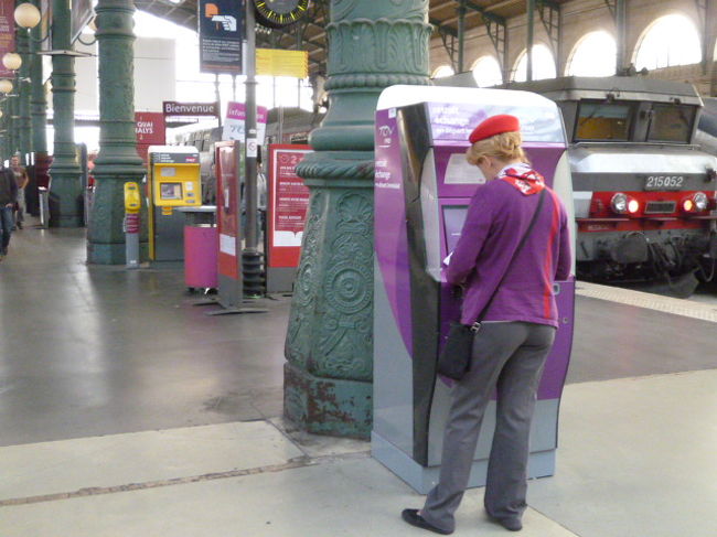 女性車掌さんのベレー帽がカワイイ。