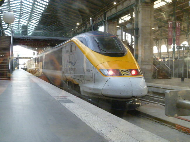 お次はガラスの仕切りの向こうにドーバー海峡を越える国際列車のユーロスターです。<br /><br />