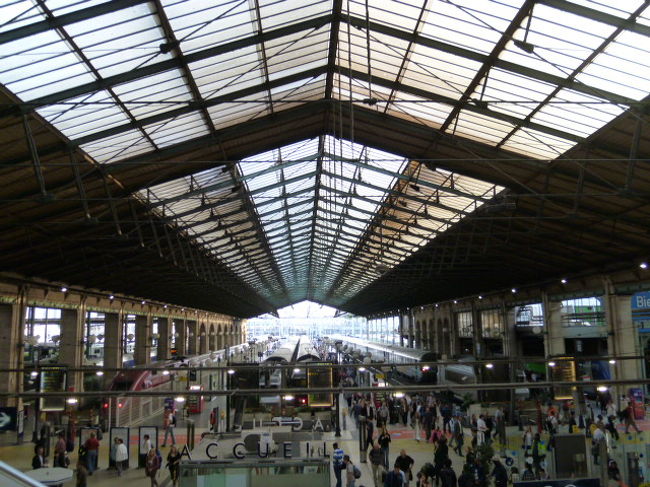 ユーロスターの乗車手続きは規定の場所で行うようで2階の特別フロアで乗客たちが渡航書類（？）を記入していました。<br /><br />で、2階からの眺めもいいなあ。