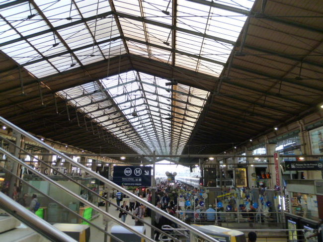 ではメトロのMマークに従って地下におります。