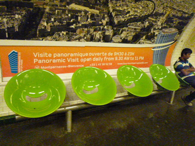 では地下鉄の北駅におります。<br />4番線に乗ります。<br /><br />地下鉄駅はカラフルなベンチが明るい雰囲気を漂わせてます。