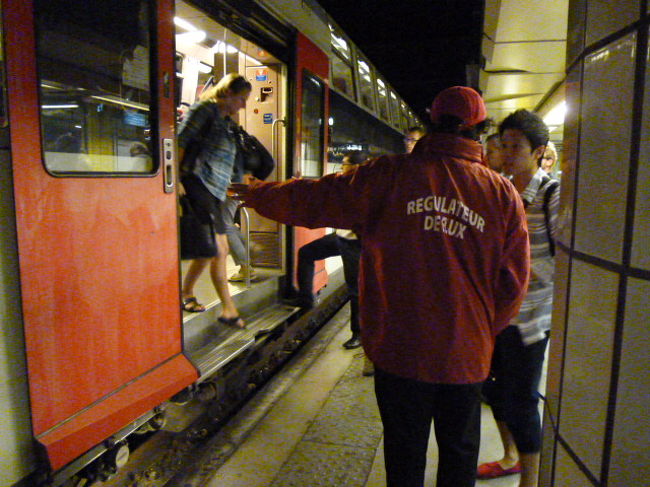 ホームまでたどり着きましたが、どの電車に乗ればいいかさっぱりわからず。<br />この赤いジャンパーを着た係員さんに聞いてみました。<br /><br />ベルサイユ・リブ・ゴーシュという駅に行きたいんですけど。<br /><br />観光客慣れしているようで、教えてあげるからこちらで待ってて、とのこと。ありがとうございます。<br /><br />・・・というか、確認しなきゃ不明なんて、電車の行き先もわかりづらいし、表示もないし、不親切だ〜