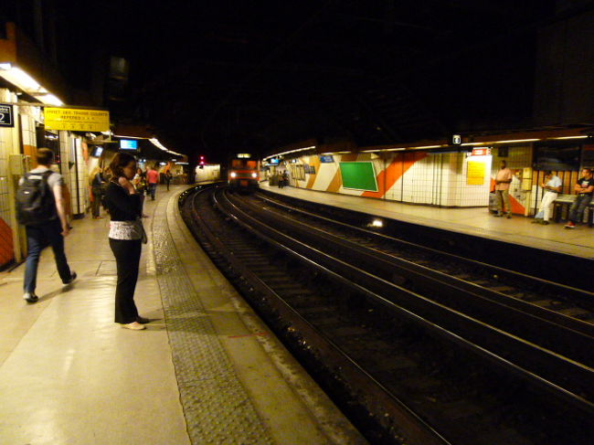 おっと、地下鉄ホームは明るいしポップなベンチがあったけどRER線は暗いし、なんか雰囲気がいまいち。<br /><br />地下鉄なら次の電車は何分後に来ます、というわかりやすい表示がありましたが、RER線は駅によっては表示が少ないような。