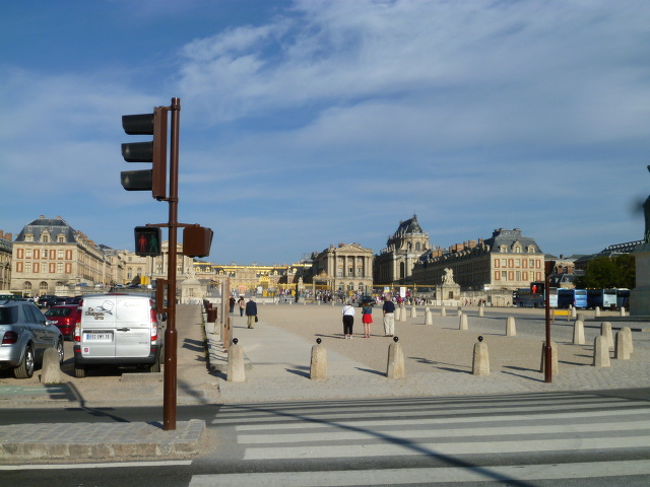 駅から歩いて5分くらいで壮大な建築が見えてきます・・