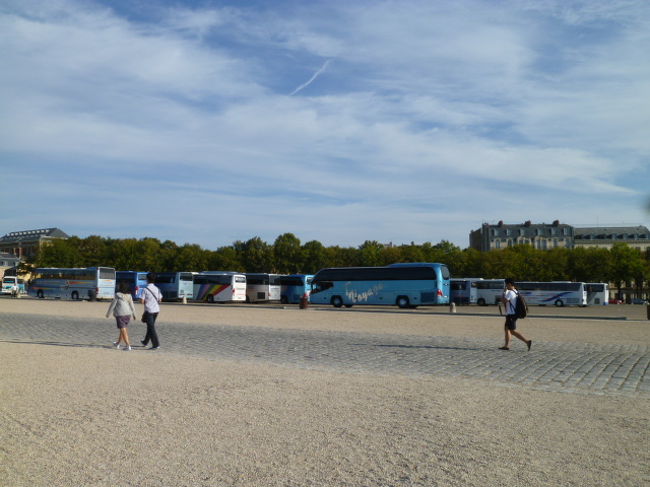 巨大な駐車場には大型観光バスがずらり。