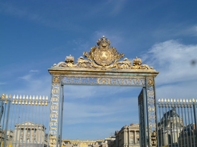 こちらが入場門。<br /><br />金ぴかが青空に映えて豪華絢爛。