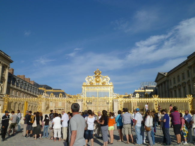 さて内部にもう一つ似たような門があります。<br /><br />世界中から観光客が集まって長い行列です。<br />9時開場ですが、9時少し過ぎでこんな感じ。<br /><br />ただし手荷物チェックで行列しているようで、結構サクサク進みました。