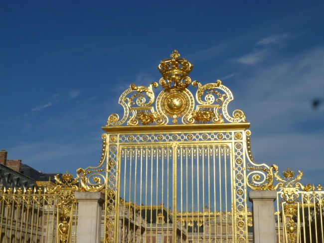 門を拡大してみます。<br /><br />すでに豪華なベルばらムードが漂って来ました！