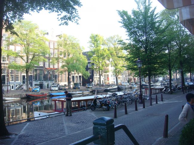 シンゲル運河に面して歩いてみる。