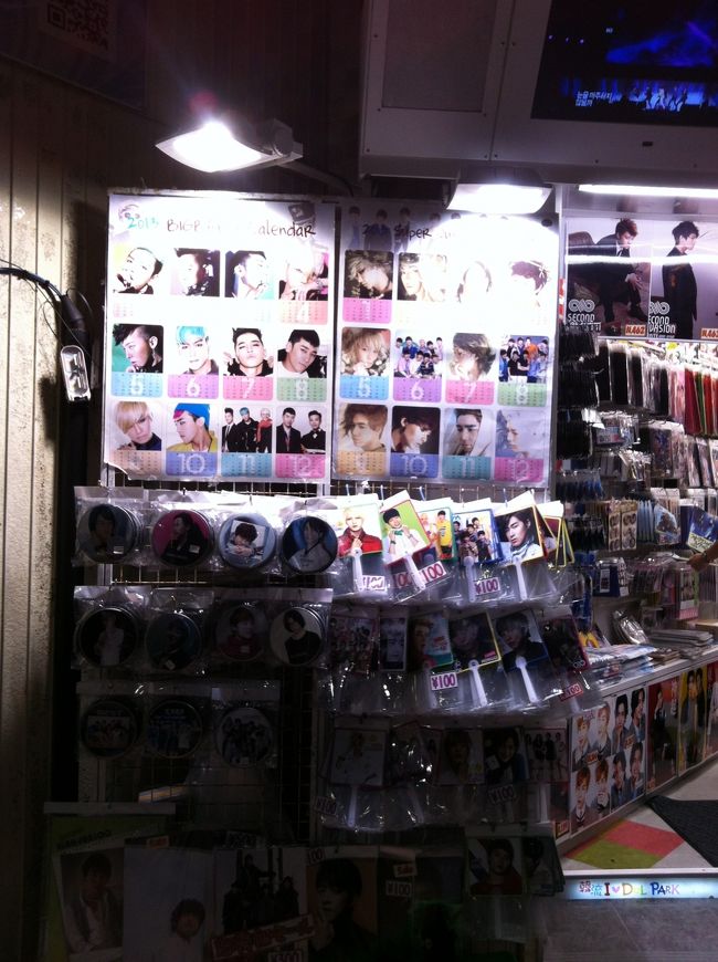 アイドルグッズが売ってます。