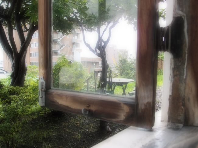 6：45　起床。<br /><br />夜中に激しい雨が降ったらしく、木の窓枠が少々濡れておりました。