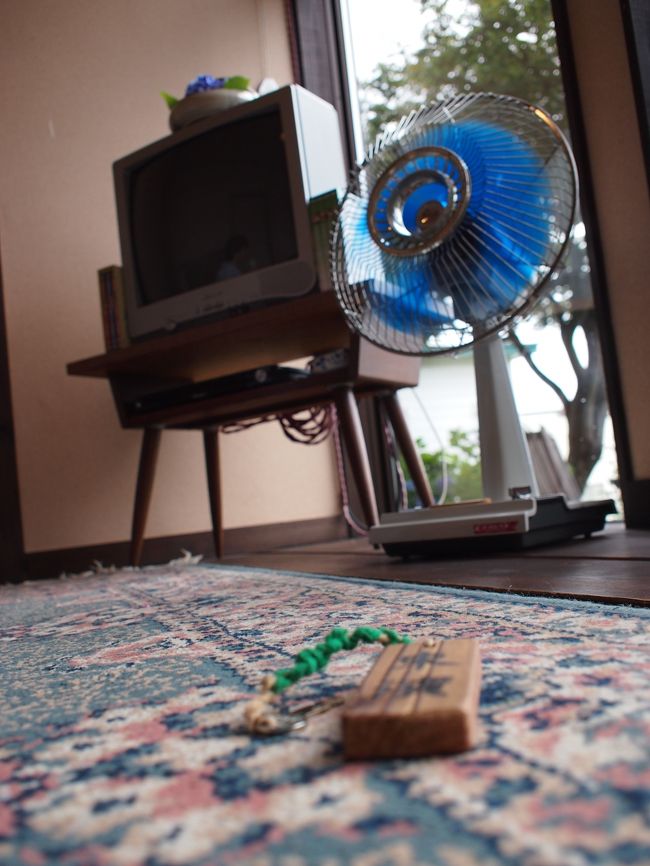 お部屋でも食べられるみたいですが、談話室みたいな空間で頂きました。<br /><br />レトロな扇風機と、奥行きのあるテレビが懐かしい！<br /><br />手前は部屋の鍵になります。<br /><br />ぐりぐり回すタイプで、小・中学校時代の教室の鍵を思い出してしまいました。<br /><br />鍵の開閉に、ちょっとしたコツがいるのがいいんだな♪