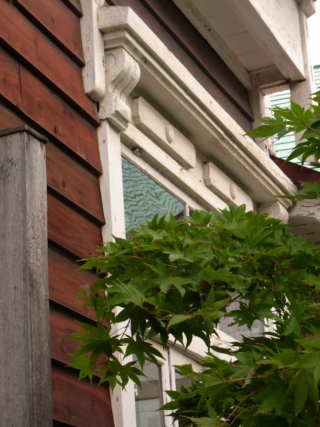 宿泊した部屋は、すぐ隣り。<br /><br />窓枠の装飾が素敵♪