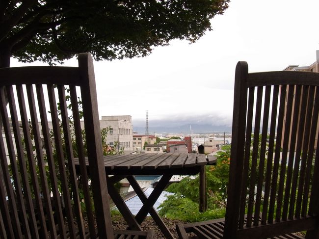 外でビール飲んだら気分いいだろうなぁ！<br /><br />朝食を頂いた部屋からは、外に出ることが可能です。