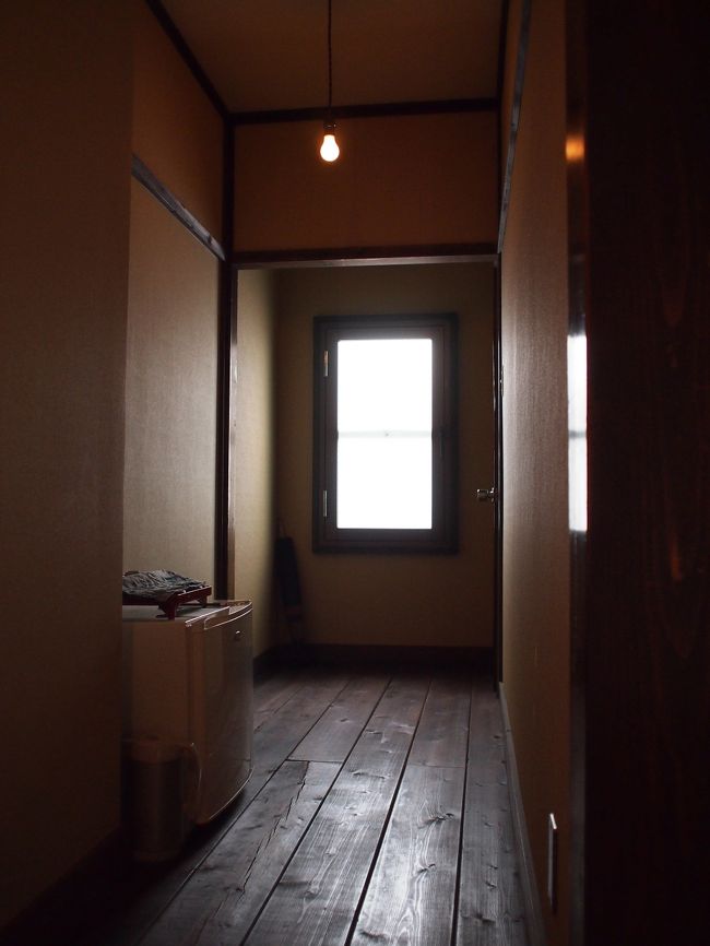 すっかり朝食が長引いてしまいました。<br /><br />チェックアウトの準備をしなければ！<br /><br />こちらは、宿泊したお部屋内の廊下になります。<br /><br />奥にはトイレ、左側の通路脇には冷蔵庫が設置されております。<br /><br />サービスの麦茶がとっても美味しかったです♪<br /><br />お部屋にも、同様の裸電球がぶら下がってます。
