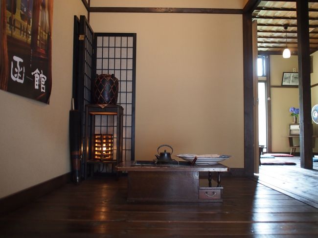 囲炉裏のあるスペースもあります。<br /><br />レトロな館内でしたが、不便さやみすぼらしさは一切感じない宿でした！