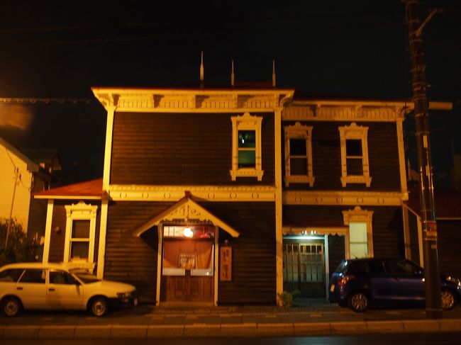 函館市の伝統的建造物に指定されている饗場は、大火直後の明治42年(1909)に建てられた、住宅兼診療所を修復した素敵な宿であります。<br /><br />函館区病院（現・函館市立病院）の第7代院長・饗場守三が独立し、住宅兼診療所として建設したのが始まりだそうな。<br /><br />そのため、診療用（左側）と自宅用の2つの玄関が備えられているのが特徴であります。