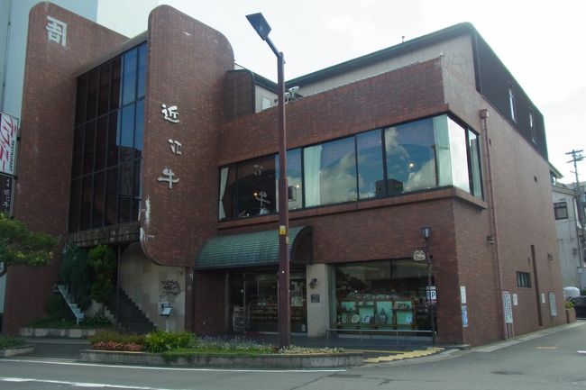 9時半に家をでて、11時半に近江八幡に到着。やっぱり近いです。<br />近江八幡駅前にある、近江牛レストラン・ティファニーへきました！<br />近江牛といえば、もりしまかティファニーらしいので・・・で、もりしまは結構あちこちにありそうだから、また機会もあるかな、というのと、名前のインパクトで（なんかおいしくなさそうな名前←失礼、なのにおしいという意外性）と、お肉屋さん直営というところに惹かれました。12時前入店だったので、待たずに入ることができました。