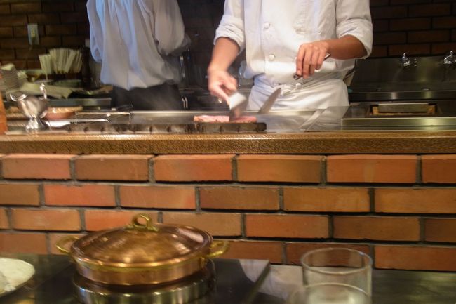 テーブル席は予約でいっぱいとのことで、カウンター席4席用意していただきました。娘は寝ていたのと、ベビーカーを忘れてずっと抱っこ。ちょっと食べづらかったけど、その分息子のことは夫に託して食べに集中＾＾。<br />目の前で焼いてもらえるステーキもあります。<br />私達はステーキセットにつき、焼かれたものがでてきました（笑）。