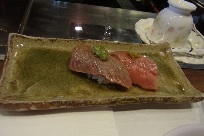 デザートつきのステーキセット5500円も惹かれたけど、デザートは今日はこれからクラブハリエ♪の予定だから、デザート無しのステーキセットにしました。3980円、とかかな。それに、追加して牛肉あぶり寿司をつけました♪<br />2個たのんだけど、部位がちがった。二人で食べたので、比較はできませんが、もちろんおいしかったですー。お肉がとろけた〜。