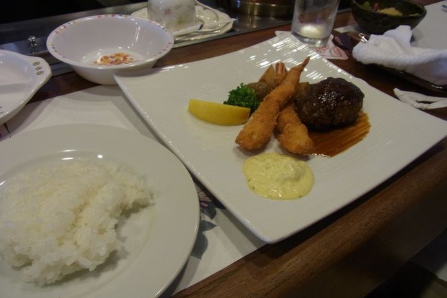 今回、近江牛を堪能するため、息子にもお子様ランチを（貴重な近江牛を半分息子に・・・はちょっとじゃなくてだいぶ惜しいからねー）。でも、これってしっかり1500円もしましたよ。ハンバーグつまみぐいしたら（息子に「ママ、たべないでよ！」といわれながら＾＾；）、なかなかお肉〜って感じで立派なハンバーグでした。さすが。サラダ･スープ・アイスクリームつき。