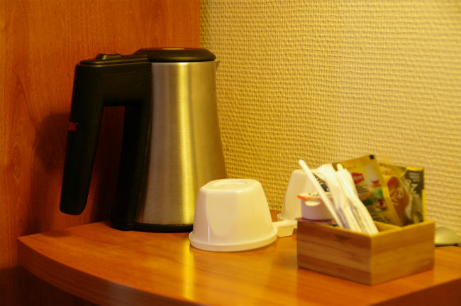 ポットもあります。がっ！！ポットの下のベースが無いじゃん！且つこのポットの中がラーメンか何かで汚れている！！<br />さっそくフロントに言って、「明日、変えておきます」と言ったものの、結局変えてくれていなくて、また文句言ってやっと新しいものをもってきてくれたのは2日目の夕方。これだけがNG部分でした。あとは文句なしです！