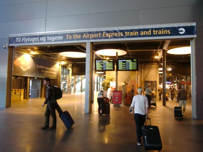 オスロ空港もこじんまりしてる。<br />スウェーデンからの入国にはイミグレなし。<br /><br />鉄道で中心部へ向かう。<br />