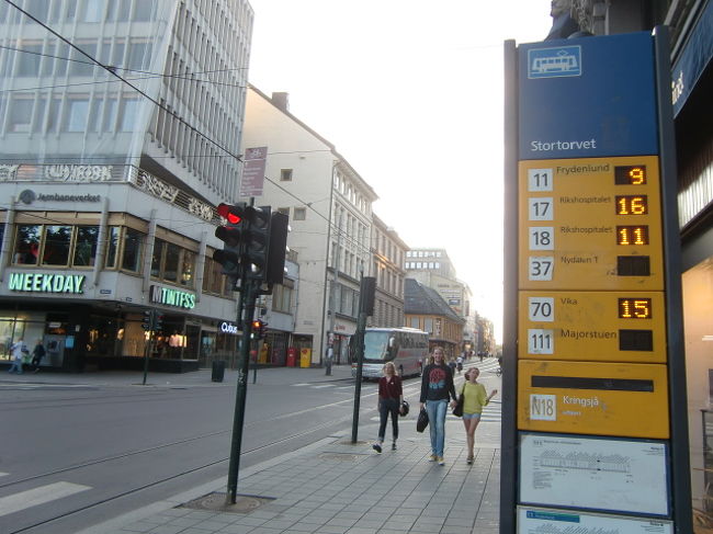 駅まで歩く。<br /><br />バス停には待ち時間の表示がある。<br />