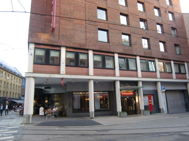 そして到着。<br />トンホテルステファン。<br />ノルウェーではこのホテルはよく見かける。<br />日本で言うと、アパホテルのような存在か。<br /><br />予約時の手違いで、家族４名でシングル２つしか取れてなかった。<br />フロントに言っても今日は満室とのこと。<br />次回はツインにするわね♡と、受付のお姉さん、なかなかのギャグでした。<br />