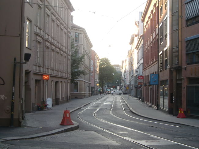 気を取り直して、街へ出かける。<br /><br />ホテル前は市電が走っているのだ。<br />