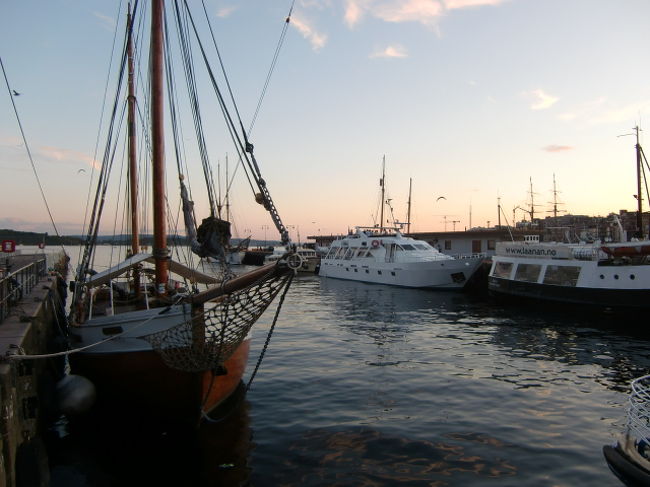 オスロも実はフィヨルドの奥にある街だ。<br />ただ、そのフィヨルド100kmもある。<br /><br />港はヨットのような小型の船が停泊していた。<br />