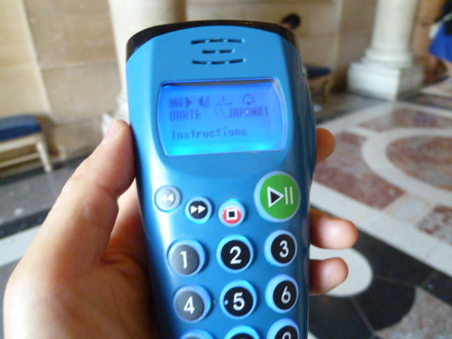 では手荷物チェックを終えて入場です。<br /><br />美術館パス利用できます。<br />無料でオーディオガイドを借りることができます。もちろん日本語対応しています。