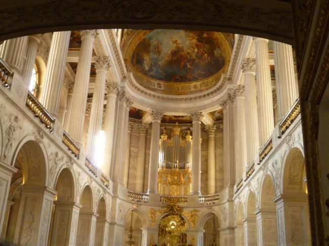 さっそく順路を進みます。<br /><br />王室礼拝堂。<br />さっそく別世界です。ルイ16世とか出てきそう。