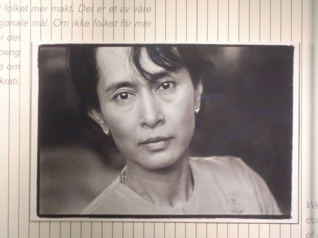 中には入れなかったが、アウンサンスーチーさんの大きな写真が、玄関に貼ってあった。<br />