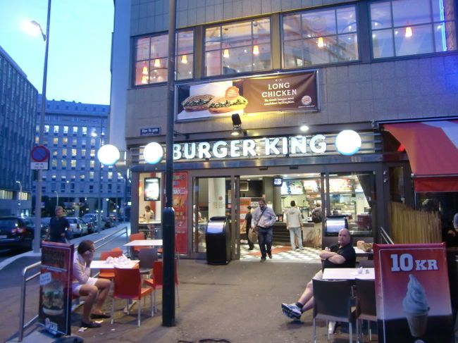 夜はバーガーキングですます。<br />なかはクーラーがききすぎてとても寒かった。<br /><br />注文したオニオンリングがこず、店員にいってもラチあかず、気分がロー。<br />