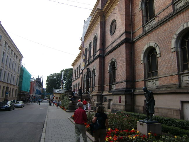 翌朝。<br /><br />ムンクの絵がある国立美術館が近いから、泊まったホテルにしたのだが、ほんとに近かった。<br />歩いて１〜２分だった。<br />