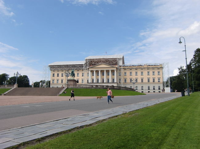 目的は達したので、行くところがなくなった。<br /><br />王宮前でのんびりすごす。<br />