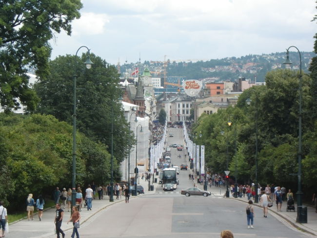 王宮は少し高台になっているので、駅方面がよく見える。<br />