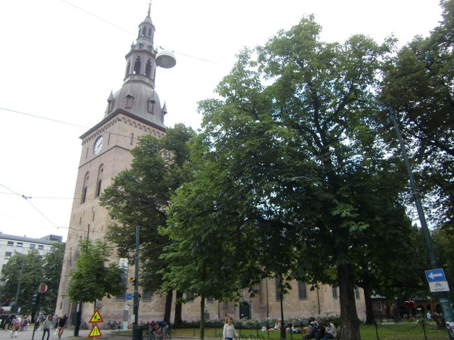 そろそろ時間なので空港へ向かう。<br />ホテルに預けていた荷物をピックアップして駅へ。<br /><br />これがオスロ大聖堂。<br />