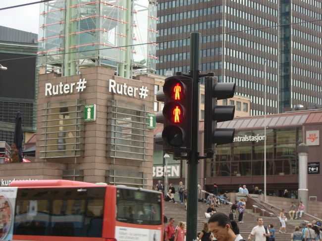 なぜか赤信号は２つつく。<br />