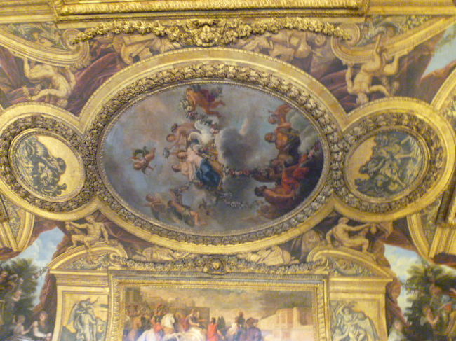 では次はヘラクレスの間。<br /><br />天井画も豪華で目がくらむほどです。