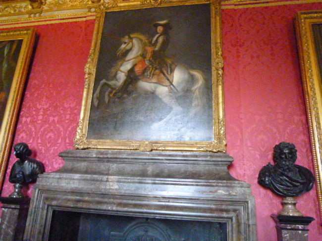 赤い壁があざやかな軍神マルスの間。<br />衛兵の控えの間だったそうです。