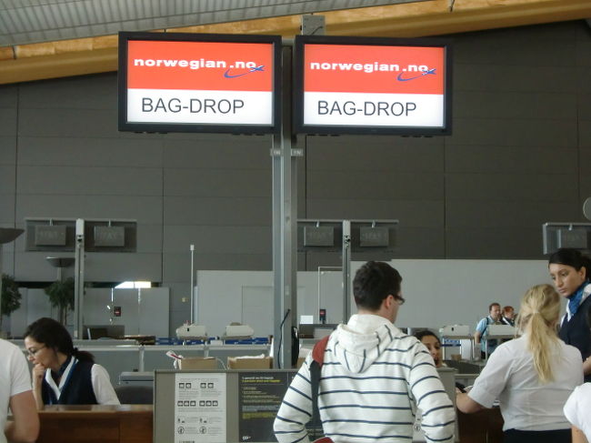 オスロからスタバンゲルは格安航空会社の、Norwegianにした。<br />4名で3万円だから安いものだ。<br /><br />http://www.norwegian.com/uk/<br />