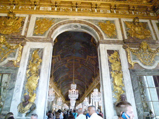 で、ベルサイユ宮殿の白眉と言えばやっぱりこちら。<br /><br />やってきました、鏡の間です。