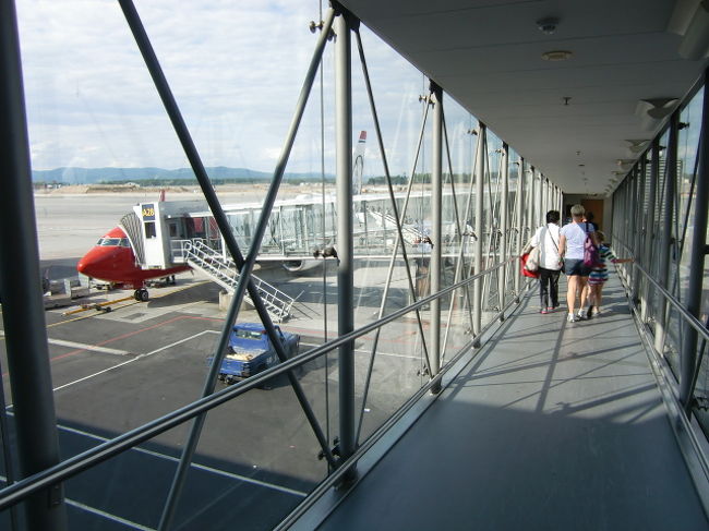 いよいよ搭乗。<br /><br />先っぽが赤い機体だ。<br />