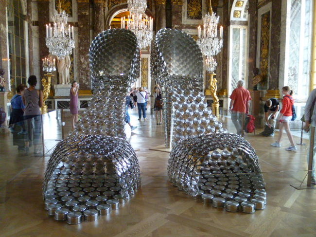 で、なぜか鏡の間に謎の巨大ハイヒール。<br /><br />ベルサイユ宮殿ではしばしば現代アートの展示が行われているそうです。