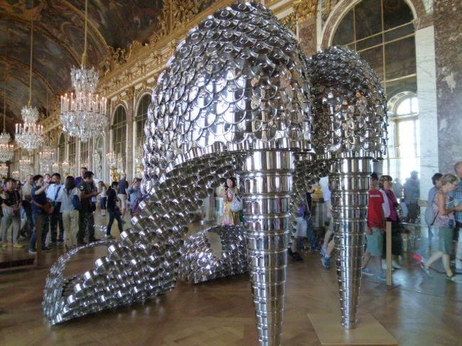 このハイヒール、大小のお鍋で出来てました。すごい。