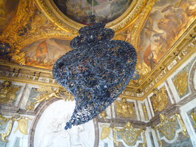 なぞの黒いシャンデリア？飾りもありました。<br /><br />う〜ん、賛否両論あるでしょうが面白いイベントです。