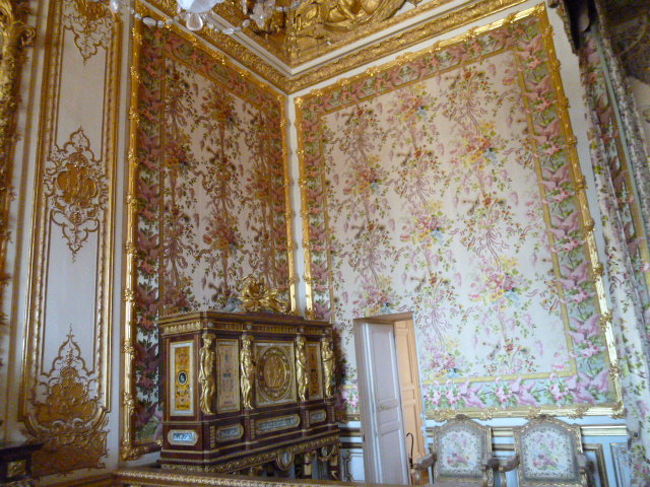 お、かわいい女性向けのお部屋です。<br /><br />王妃の寝室。<br />マリーアントワネットが使っていたそう。<br />まさにベルばらの世界です！